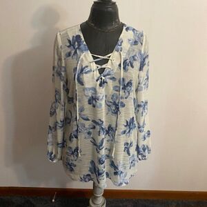 Alythea Blue, White Floral top, size Medium